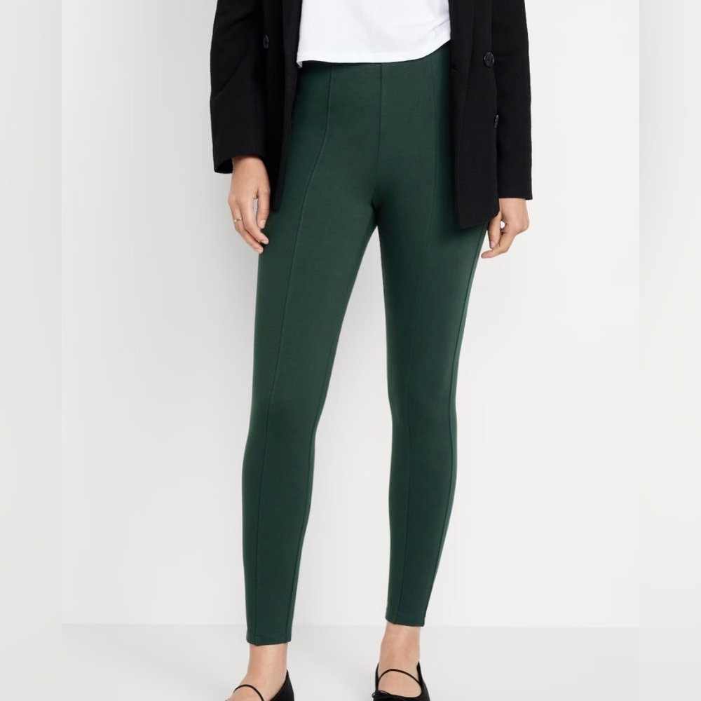 Never worn tags on! Old navy Stevie pants.
